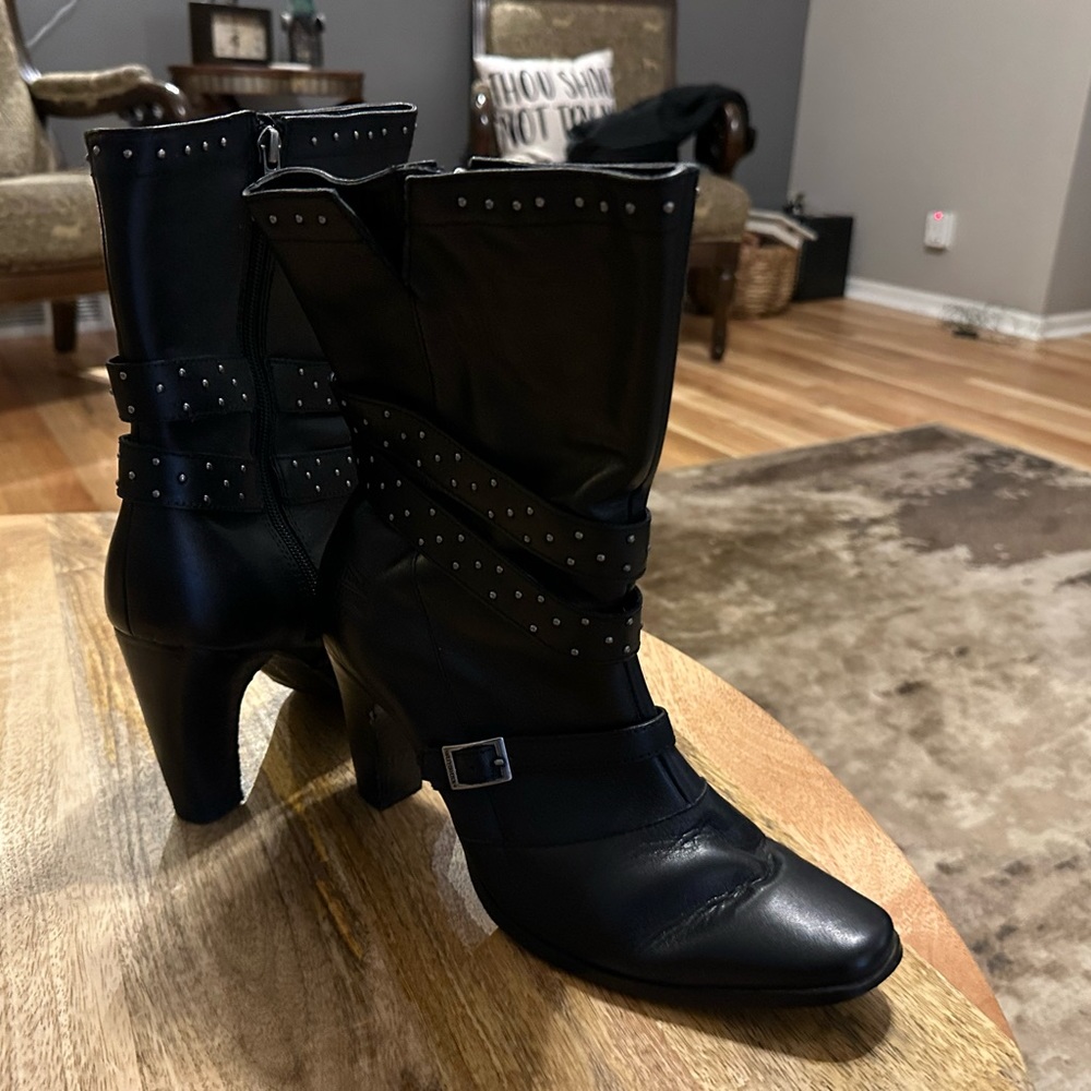 Harley-Davidson Heeled black leather boot with buckle straps.